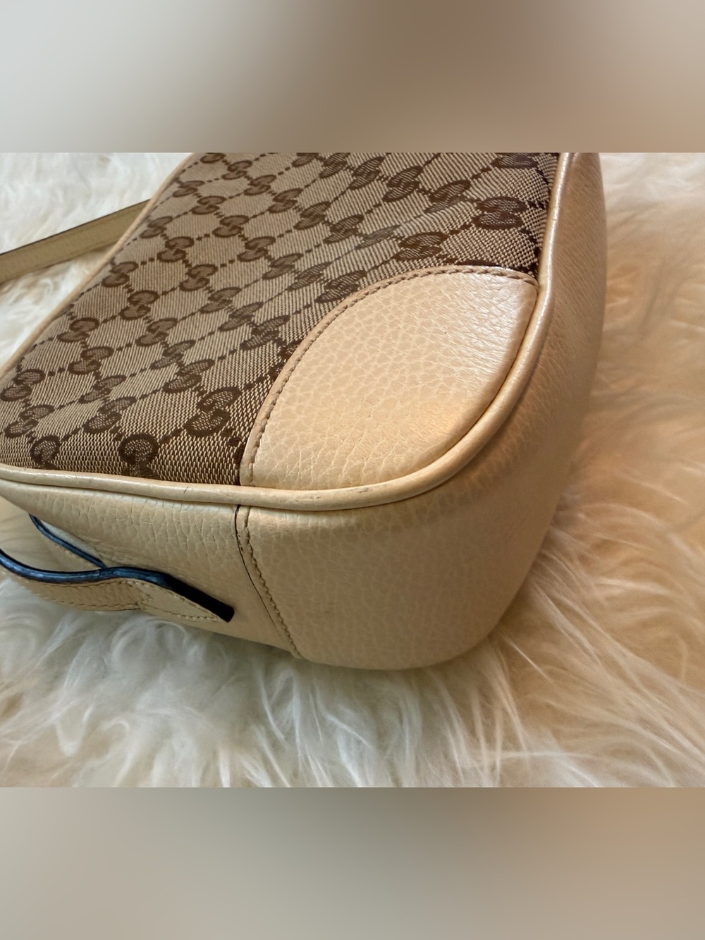 Gucci GG Supreme Crossbody Bag with Cream Trim - Picture 6 of 11